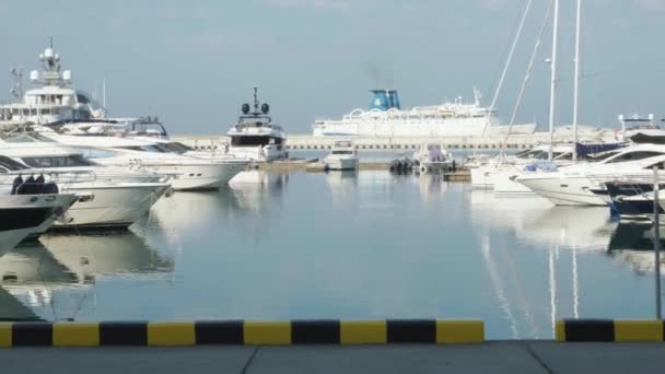 Sochi, Rússia - JULHO 20, 2020: Iates de luxo estão ancorados no porto. Marine Estacionamento de barcos a motor modernos. Férias calmas e na moda . — Vídeo de Stock