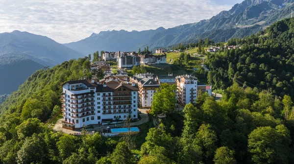 Roza Khutor Platosu, binalar, yamaçlar ve sandalyeler. Yazın hava manzarası. Rusya, Soçi, Krasnaya Polyana. Yüksek kalite fotoğraf