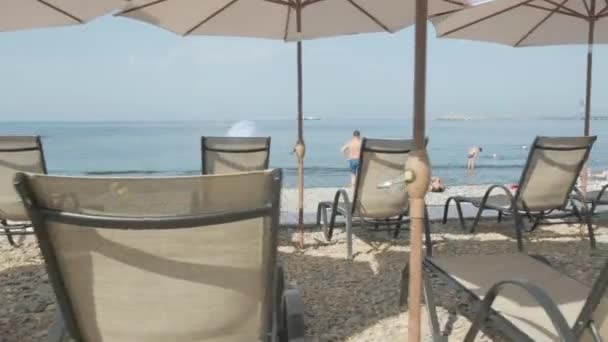 Sochi Russia Luglio 2020 Giornata Dei Turisti Soleggiati Sulla Spiaggia — Video Stock