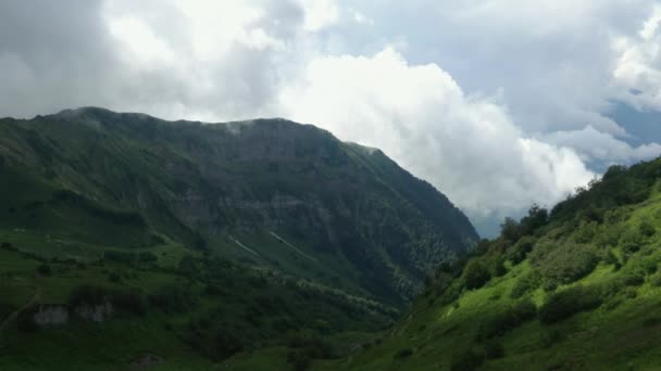 Tiro Aéreo Das Montanhas Dos Alpes Montanhas Picos Falésias Rochas — Vídeo de Stock
