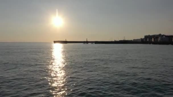 Prachtige Zonsopgang Oranje Goudblauwe Lucht Gouden Zee Geluid Van Golven — Stockvideo