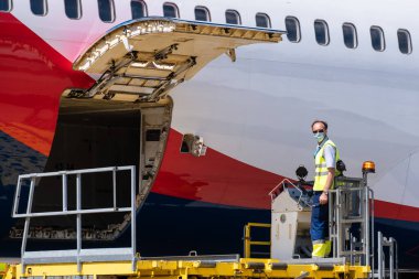 Sochi, Rusya - 23 Temmuz 2020 Illustrative Editorial. Havaalanı çalışanları Sochi Uluslararası Havaalanı 'ndaki bir uçağın ambarına bagaj yüklüyorlar. Yüksek kalite fotoğraf