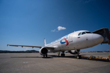 Sochi, Rusya - 20 Temmuz 2020: Yolcu uçağı pistte. Parlak güneşli bir gün. Yaz. Havaalanı. Modern teknoloji. Uçak kanadı. Yüksek kalite fotoğraf