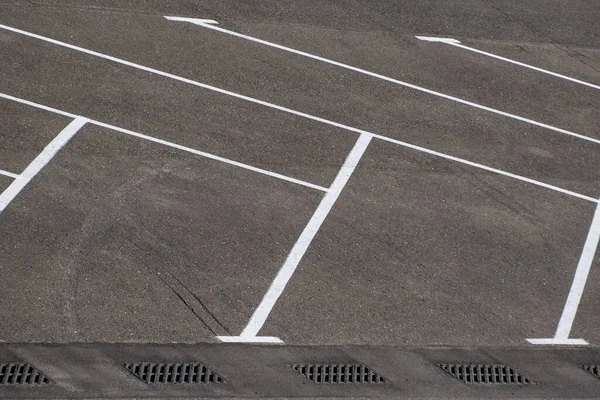 アスファルトの駐車場に道路標識 アスファルトだ 駐車場 白のストライプ 高品質の写真 — ストック写真