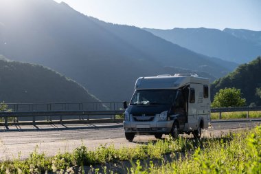 Tekerlekli bir ev. Yaşam ve seyahat için bir makine. Dağlarda dinlenin. Hareket kabiliyeti. Bağımsızlık. Karavan. Kampçı. Bir karavan. Oto yıkama. motorlu ev