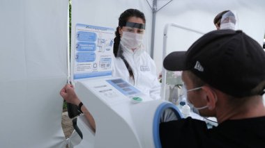 Sochi, Rusya - 06.01.2020 Doktor randevusundaki bir adam. Sağlık kontrolü. Analizler. Enfeksiyon. Virüs. Covid 19. Doktor bey. Ambulans!. 