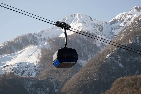 Taubane Mot Bakteppe Snødekte Fjell Vinter Aktiv Hvile Fjellet Gondola – stockfoto