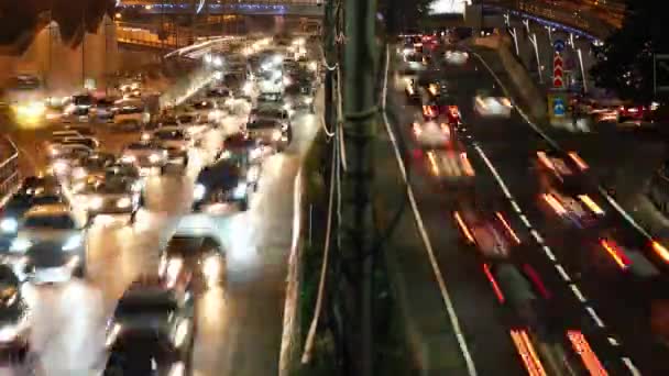 夜の時間経過交通 高速道路の交差点 夜の交通渋滞は忙しい 背景として使用するためのシームレスなループ 赤と白のライトトレイルを作成する高速道路上のトラフィックの経過 — ストック動画