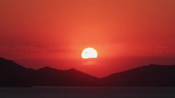 Vacker Soluppgång Orange Och Guldblå Himmel Guldhavet Ljud Vågor Havet — Stockvideo