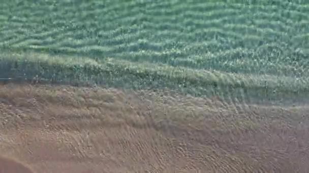 きれいな海水。波だ。落ち着いて。上から下への眺め。上へ。落ち着いて。サンディ・ビーチ。空中ビデオ. — ストック動画