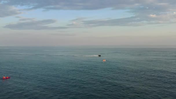 Sakin Durgun Bir Turkuaz Okyanus Suyunun Üzerindeki Insansız Hava Aracının — Stok video