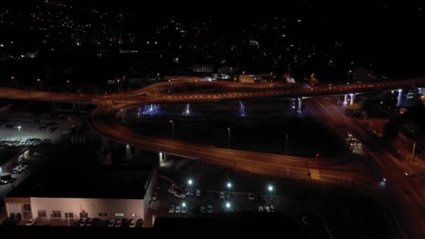Yükselen Dev Görkemli Yüksek Otoyol Yolları Köprüleri Gece Trafiğini Ulaşım — Stok video