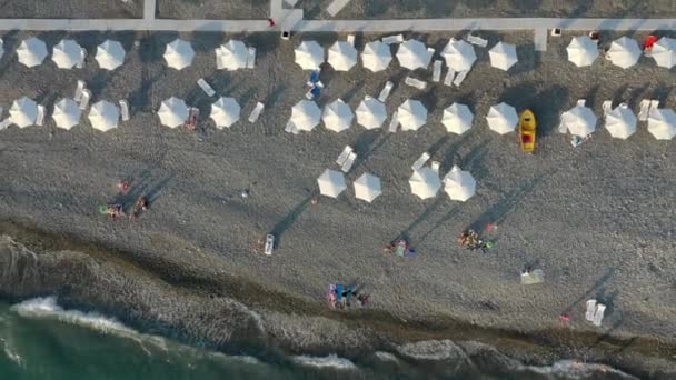从上方俯瞰美丽的鸟瞰海滩 海滩上有遮阳伞和美丽的绿松石海 — 图库视频影像