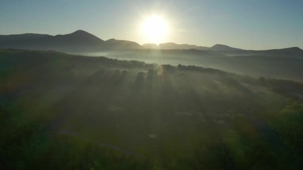 Vliegen Wolken Prachtige Ochtend Zonsopgang Natuurlijk Landschap Zonsopgang Mistig Bos — Stockvideo