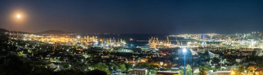 Novorossiysk şehrinin panoraması. Liman. Tanker. Kargo iskelesi. Deniz kenarındaki yüksek modern evler. Güneşli bir gün. 
