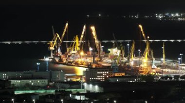 Novorossiysk 'in ticari limanı. Rusya 'nın en işlek kargo limanının panoramik hava görüntüsü. Limanda ithalat ve ihracat malları yükleyen yüzlerce gemi ve binlerce konteynır var.