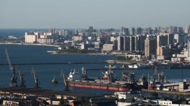 Novorossiysk, Rusya - 01 AUG 2020: Novorossiysk şehri panoraması. Liman. Tanker. Kargo iskelesi. Deniz kenarındaki yüksek modern evler. Güneşli bir gün. 