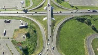 Hareket halindeki arabalarla yol kavşağının havadan görüntüsü. Yol kavşağı ya da yoğun şehir trafiğiyle kavşak. Yolda hız.