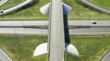 Hareket halindeki arabalarla yol kavşağının havadan görüntüsü. Yol kavşağı ya da yoğun şehir trafiğiyle kavşak. Yolda hız.