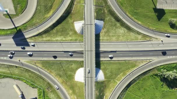 Hareket Halindeki Arabalarla Yol Kavşağının Havadan Görüntüsü Yol Kavşağı Yoğun — Stok video