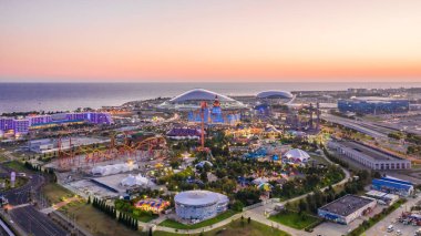 Sochi, Rusya - 01 AUG 2020: Sochi Park tema parkı, Sochi Olimpiyat Parkı. Hava görüntüsü. Panorama. Yukarıdan. Aydınlanma. Gün batımı. Bogatyr. 