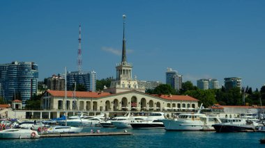 Sochi, Rusya - 20 AUG 2020: Sochi, Rusya limanında yatlar ve tekneler. Limandaki deniz manzarası güneşli ve yumuşak. Güneşli bir günde deniz istasyonu inşaatı. 