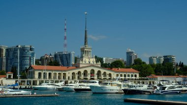 Sochi, Rusya - 20 AUG 2020: Sochi, Rusya limanında yatlar ve tekneler. Limandaki deniz manzarası güneşli ve yumuşak. Güneşli bir günde deniz istasyonu inşaatı. 