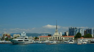 Sochi, Rusya - 20 AUG 2020: Sochi, Rusya limanında yatlar ve tekneler. Limandaki deniz manzarası güneşli ve yumuşak. Güneşli bir günde deniz istasyonu inşaatı. 
