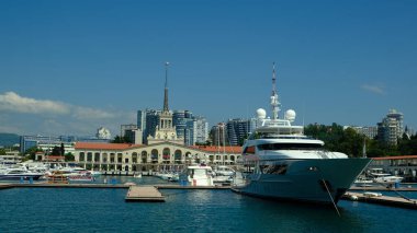 Sochi, Rusya - 20 AUG 2020: Sochi, Rusya limanında yatlar ve tekneler. Limandaki deniz manzarası güneşli ve yumuşak. Güneşli bir günde deniz istasyonu inşaatı. 