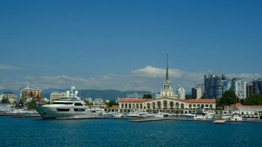Sochi, Rusya - 20 AUG 2020: Sochi, Rusya limanında yatlar ve tekneler. Limandaki deniz manzarası güneşli ve yumuşak. Güneşli bir günde deniz istasyonu inşaatı. 