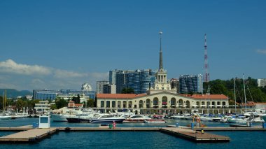 Sochi, Rusya - 20 AUG 2020: Sochi, Rusya limanında yatlar ve tekneler. Limandaki deniz manzarası güneşli ve yumuşak. Güneşli bir günde deniz istasyonu inşaatı. 