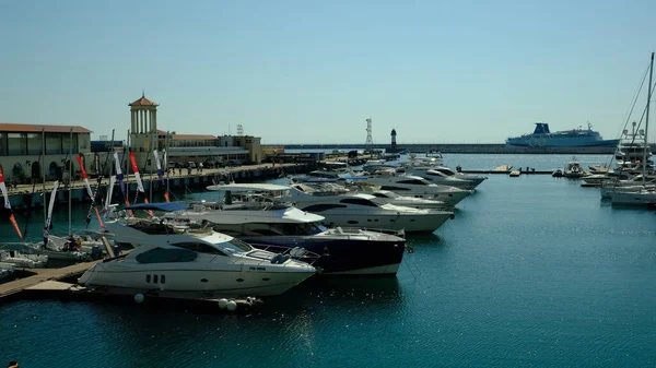 Sochi, Rusya - 20 AUG 2020: Sochi, Rusya 'daki rıhtımda deniz limanı, tekne ve yatlar. Karadeniz manzarası.