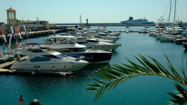 Sochi, Rusya - 20 AUG 2020: Sochi, Rusya 'daki rıhtımda deniz limanı, tekne ve yatlar. Karadeniz manzarası.