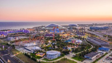 Sochi, Rusya - 01 AUG 2020: Sochi Park tema parkı, Sochi Olimpiyat Parkı. Hava görüntüsü. Panorama. Yukarıdan. Aydınlanma. Gün batımı. Bogatyr. 