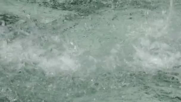Zbliżenie Widok Kropli Plamy Wody Fontannie Niebieska Woda Fontannie Lśni — Wideo stockowe