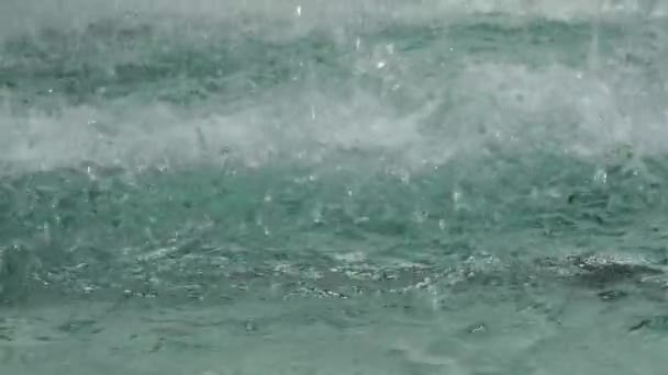 噴水内の水滴や水の飛沫のクローズアップビュー 噴水の青い水が輝いている — ストック動画