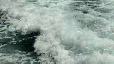 Ağır çekim. Hız yapan yatın bıraktığı sudaki köpük izlerine bakıyorum. Tropikal deniz manzarası var. Deniz köpüğü. Dalgalar.