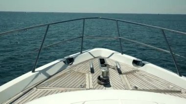 Yazın yatın ön tarafının geniş açılı bir görüntüsü. Deniz manzaralı. Ufuk. İnsan yok. Yaz.