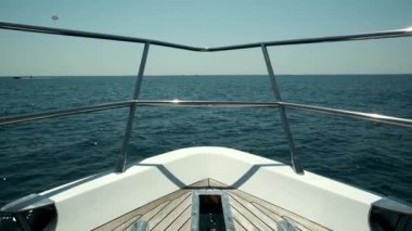 Yazın yatın ön tarafının geniş açılı bir görüntüsü. Deniz manzaralı. Ufuk. İnsan yok. Yaz.