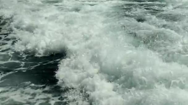 Αργή Κίνηση Κοιτάζοντας Ίχνη Αφρού Στο Νερό Που Άφησε Ταχύπλοο — Αρχείο Βίντεο
