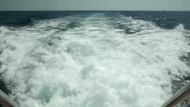 スローモーション 速度の速いヨットが残した水の中の発泡歩道を見てください 熱帯の海の景色 海泡だ — ストック動画