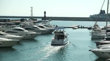 Sochi, Rusya-20 AUG 2020: deniz taşımacılığı, Soçi, Rusya. Limanda demirli yelkenli yatlar. Yaz günü, yaz tatili, lüks yaşam tarzı. 