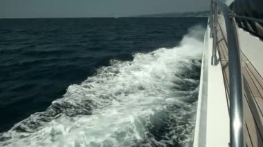 Pruvadaki yatın güvertesinden bak, yaklaş. Yeşil deniz ve dalgalarla yan manzara. Kavram, yaşam tarzı ve özgürlük. Yavaş çekim.