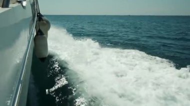Pruvadaki yatın güvertesinden bak, yaklaş. Yeşil deniz ve dalgalarla yan manzara. Kavram, yaşam tarzı ve özgürlük. Yavaş çekim.