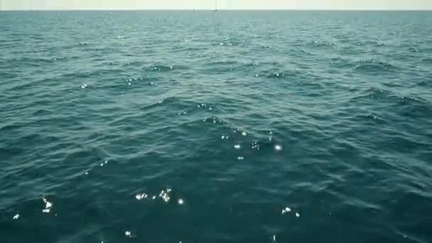 Erstaunlicher Wasserhintergrund bei Sturm. Wellen wiegen sich auf dem Meerwasser. Schöne blaue Wasser des Ozeans mit Wellen. Zeitlupe. Nahaufnahme. — Stockvideo