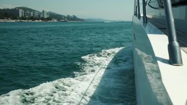 Widok z pokładu jachtu na dziobie, zbliżenie. Widok z boku z zielonym morzem i falami. Koncepcja, styl życia i wolność. Zwolniony ruch. — Wideo stockowe