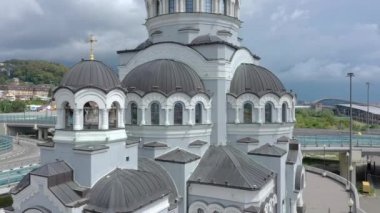 Sochi, Rusya - 20 Ağustos 2020: Kurtarıcı İsa 'nın Mucizevi Görüntüsü Tapınağı. Soçi. Hava görüntüsü. Yaz günü. Yukarıda.. 