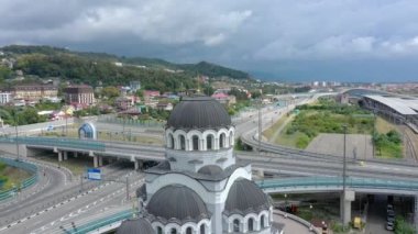 Sochi, Rusya - 20 Ağustos 2020: Kurtarıcı İsa 'nın Mucizevi Görüntüsü Tapınağı. Soçi. Hava görüntüsü. Yaz günü. Yukarıda.. 