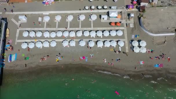 Guarda-chuvas de praia vista superior com drone. Vista aérea aérea aérea. — Vídeo de Stock