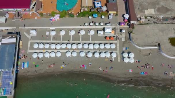 Guarda Chuvas Praia Vista Superior Com Drone Vista Aérea Aérea — Vídeo de Stock
